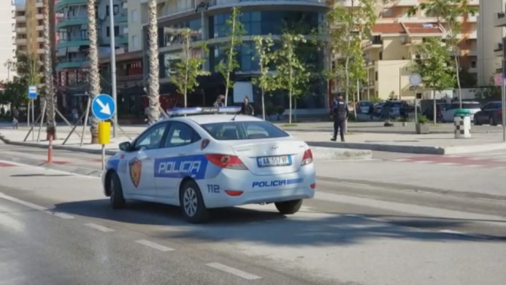 Dy vlonjatë sherr në mes të rrugës për një vend parkimi ikko