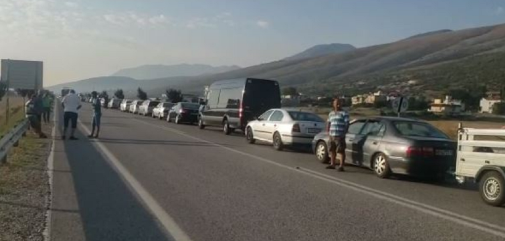 Radhë kilometrike automjetesh në Kakavijë për të hyrë në Shqipëri, shkak mungesa e sporteleve në palën greke kakavije 112