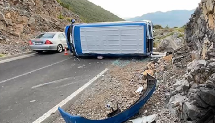 Përmbyset minibusi në Vermosh, dy të plagosur kamion