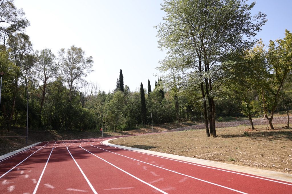 Rama promovon punën e Veliajt: Pista Olimpike e Atletikës në parkun e Liqenit të Tiranës (VIDEO) pista1