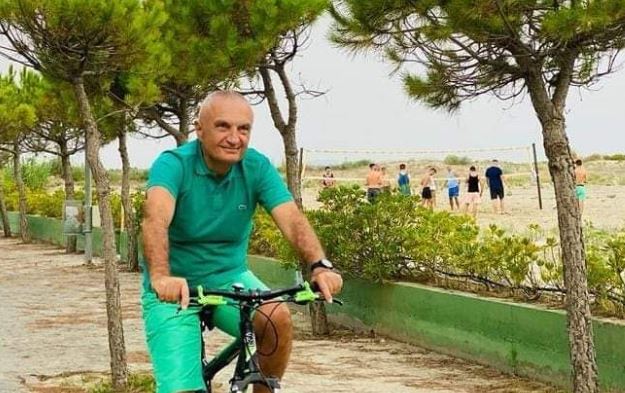 Ilir Meta mbi biçikletë, publikon foton: Na presin kohëra premtuese ty