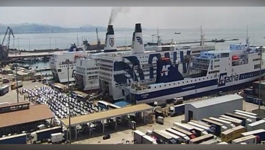 Rikthehen emigrantët/ Fluks i madh në Portin e Durrësit uii 1