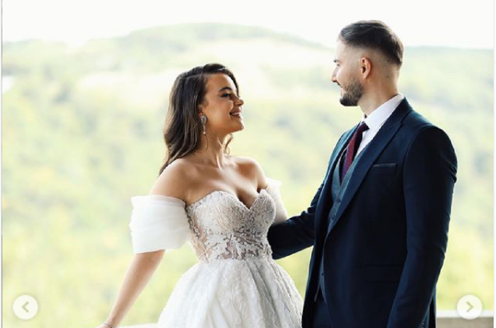 Artistja shqiptare martohet me avokatin e njohur, publikon fotot nga ceremonia valza1