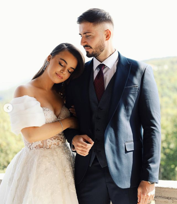 Artistja shqiptare martohet me avokatin e njohur, publikon fotot nga ceremonia 1 valza2
