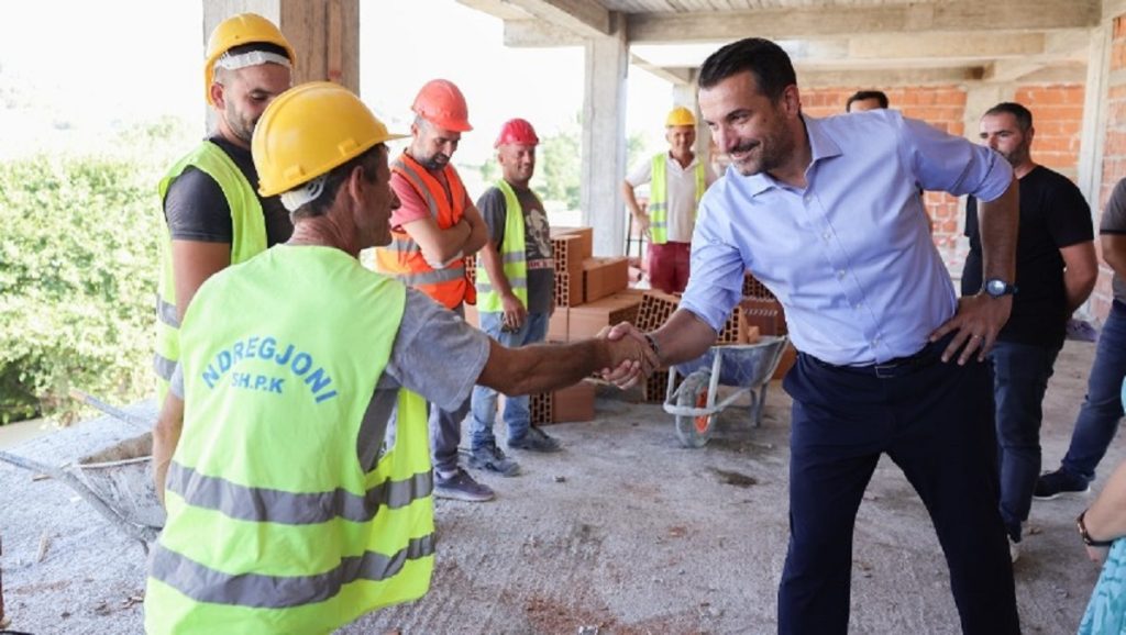 Vaqarri me shkollë të re, Veliaj: Ne jemi grupi që punojmë, të tjerët merren me llafe veliaj 1