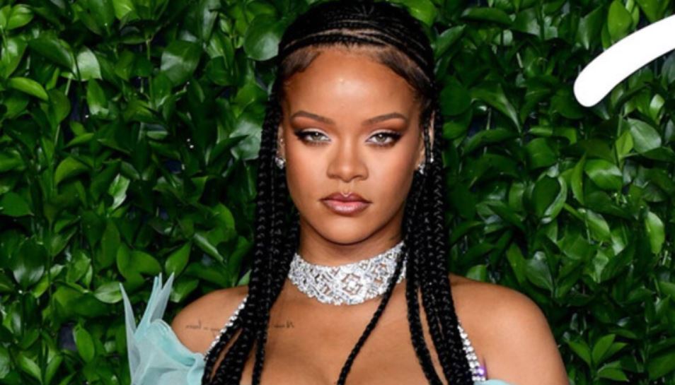 Këtë model çizmesh mund të mos i vishni kurrë, por Rihanna sapo i ktheu në trend (FOTO) yui