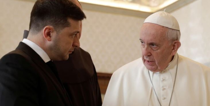 Zelensky telefonatë më Papa Françeskun: E informova për tmerret që Rusia po kryen në Ukrainë zelensky papa francesku 1