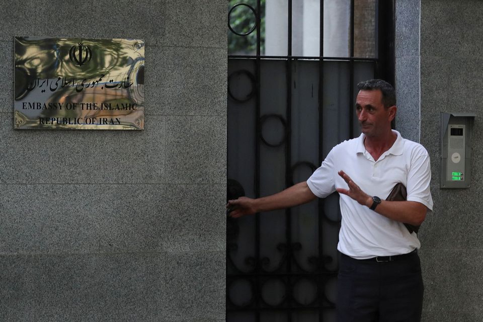 FOTO/ Stafi i ambasadës së Iranit ikën nga Shqipëria, RENEA nis kontrollin e godinës 3 1662633439 17