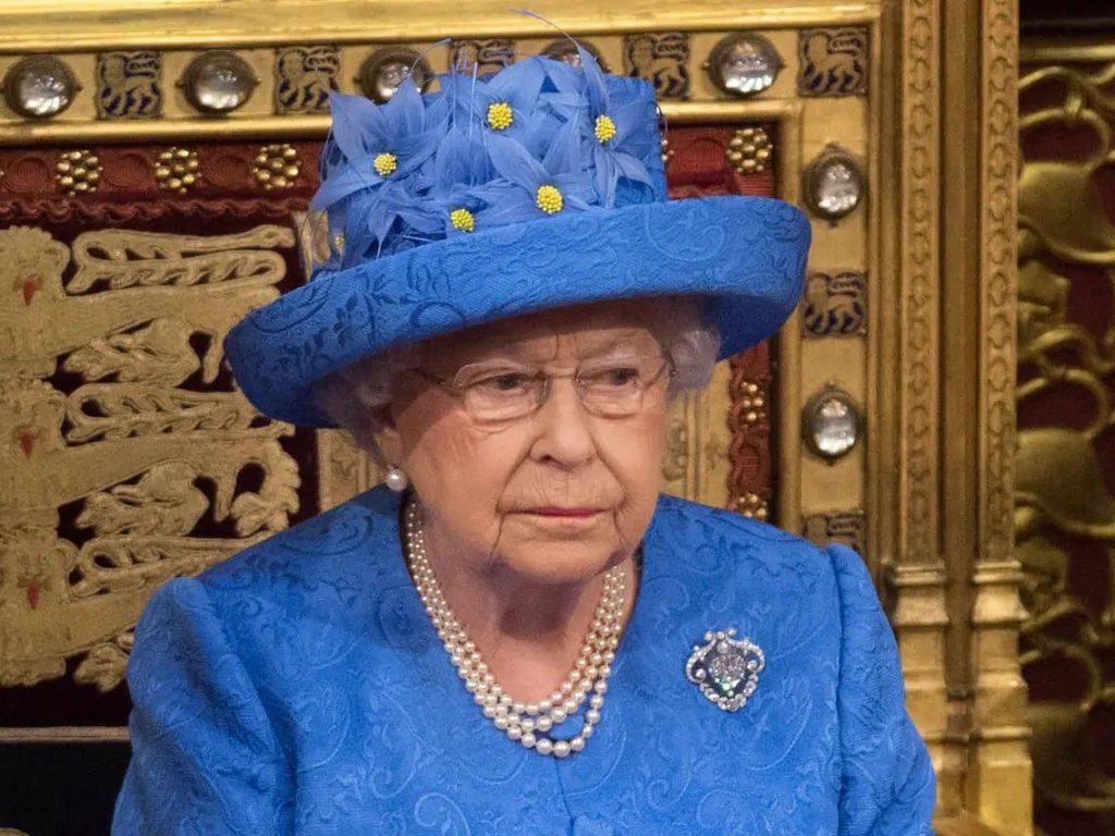 Mesazhet e fshehura që Mbretëresha Elizabeth II përçonte përmes veshjeve 2 2