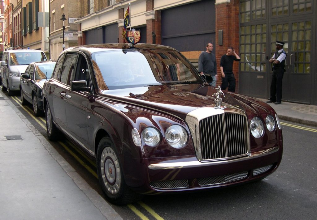 FOTO/ Mbretëresha Elizabeth II e fiksuar pas makinave 3 2002 Bentley State Limousine
