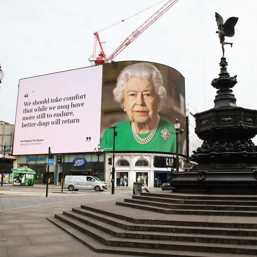 Mesazhet e fshehura që Mbretëresha Elizabeth II përçonte përmes veshjeve 3 3