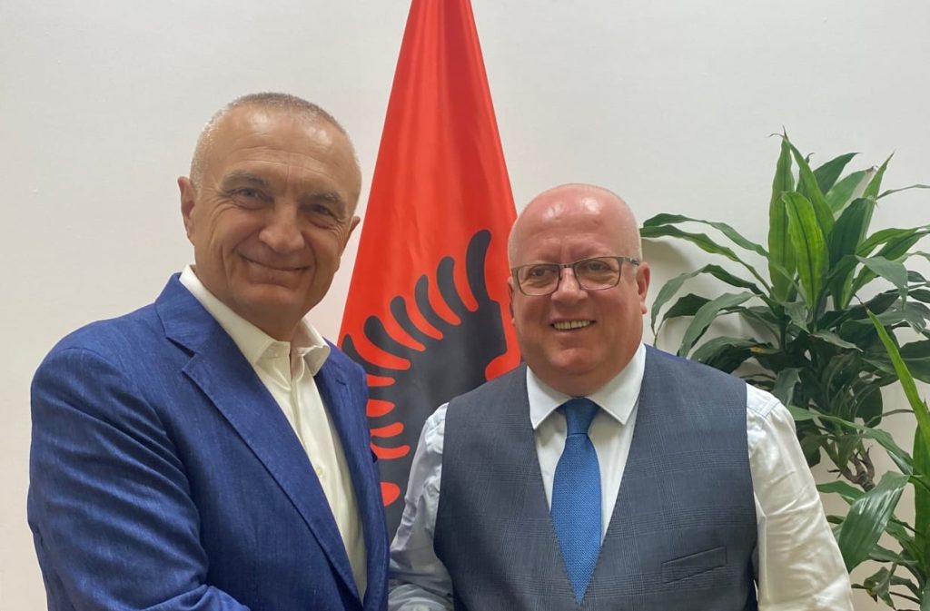 “Lufta” ligjore me Autoritetin e Dosjeve, Meta përzgjedh avokatin: Falsifikatorët do përballen me forcën e ligjit 304800945 626791162149456 1282221025985069278 n e1662113362928