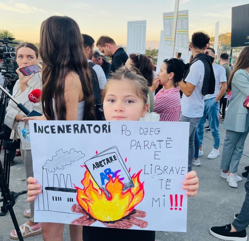Fotolajm nga protesta, Ilir Meta: Paratë për një arsim cilësor në vend, vidhen me inceneratorët 1 306138621 635186194643286 4605811782782234584 n