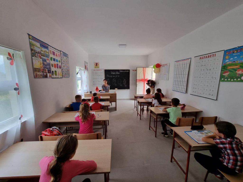 Shtohen ambientet e shkollës 9-vjeçare “Rexhep Kërtuka” në Mat 307101142 528581395933747 5369908479550392400 n