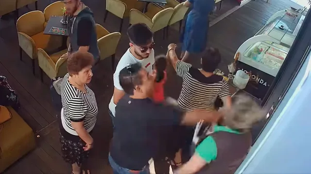 VIDEO/ Kafeja u vonua për 10 minuta, 45-vjeçari godet me shpulla pronaren 640 0 1662538247xkafe 133