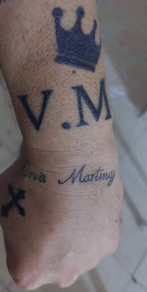 Taksisti mbush makinën me foto dhe shkrime të kushërinjve Martinaj 2 640 0 vm 1664197394