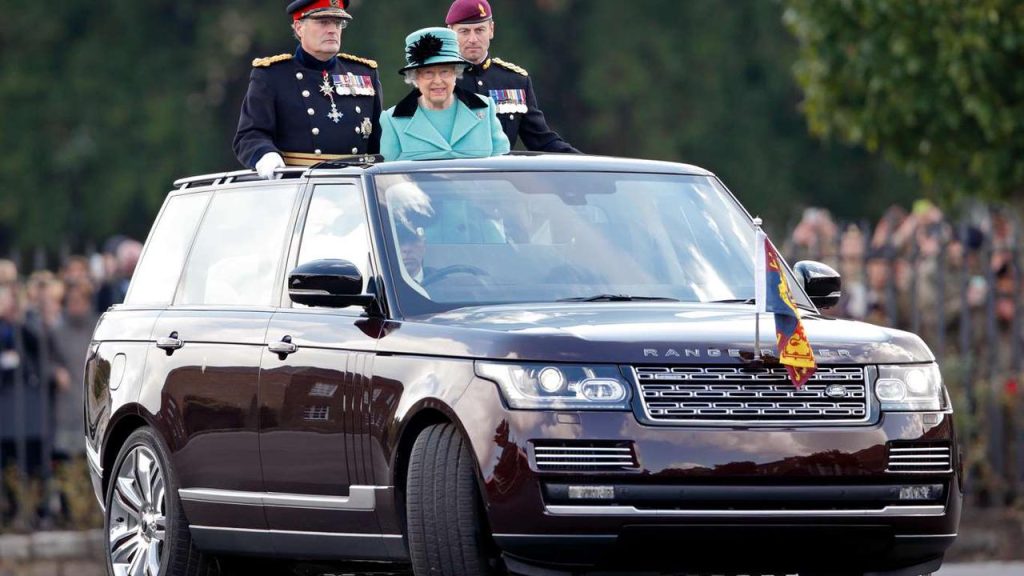 FOTO/ Mbretëresha Elizabeth II e fiksuar pas makinave 2 778b7b07bace422a63496f308fd08df5