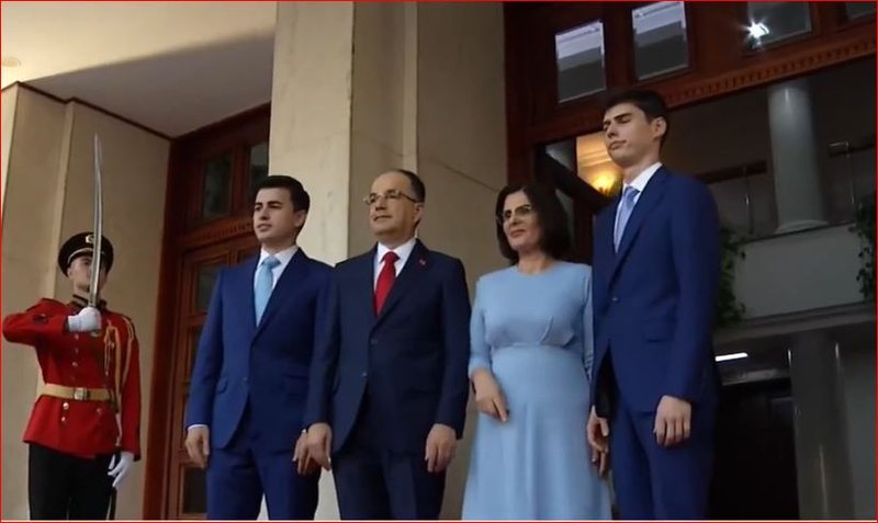 Me ftesë të Mbretit Charles III/ Presidenti Begaj dhe Zonja e Parë nisen drejt Londrës 800 0 378ec6491a4307c7dcf182a0a8a6ea4a
