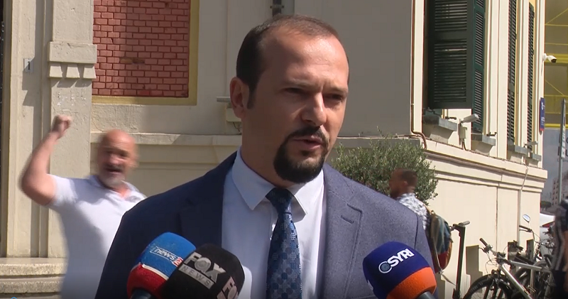 Video-humor / Akil Kraja bëhet meme në rrjete sociale, qytetari i kthehet live: O I korruptuar, mos e intervistoni atë hajdut AKIL KRAJA