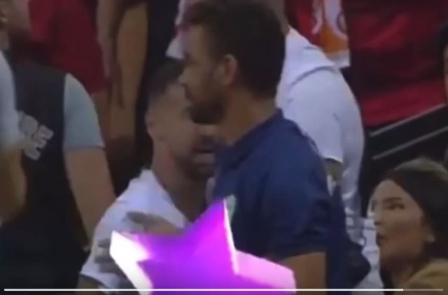 VIDEO / Futbollisti kuqezi i dedikon golin LIVE moderatores së ‘Top Channel’ në stadiumin turk CEKICI