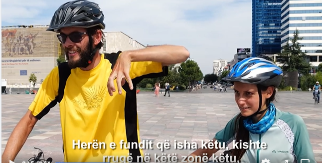 VIDEO/ Rama e nis ditën me turistët kuriozë që shijojnë Tiranën Capture 15