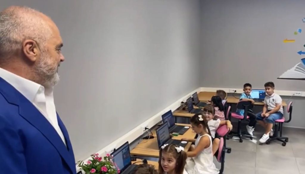 VIDEO/ Rama në shkollën “Jeronim De Rada”: Risia, laboratorë për mësimin e teknologjisë digjitale Capture 58