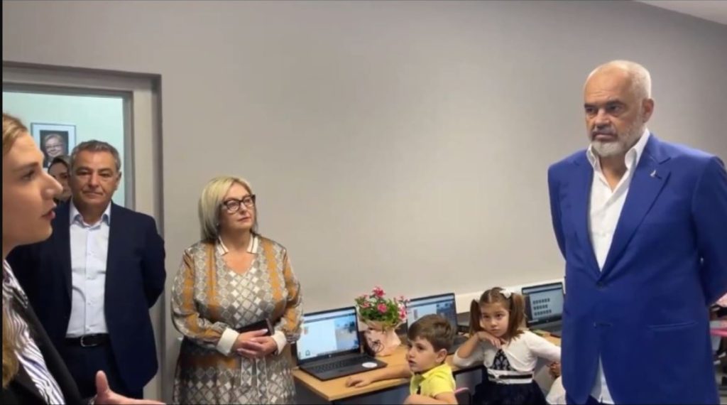 Dita e parë e shkollës, kryeministri Rama mesazh për vogëlushët: Bëni qejf dhe punë Capture 60