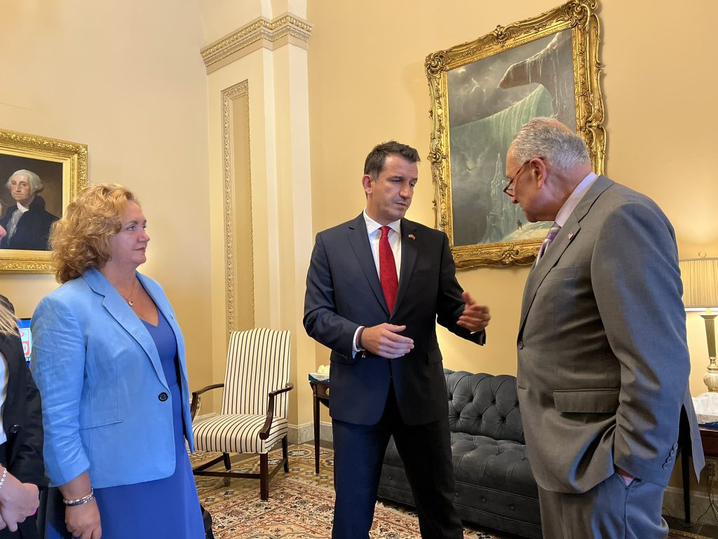 Veliaj takon në Capitol Hill kreun e shumicës së Senatit Amerikan: Krenarë ta kemi mik dhe aleat 1 FcxBiIbXoAEKOlk
