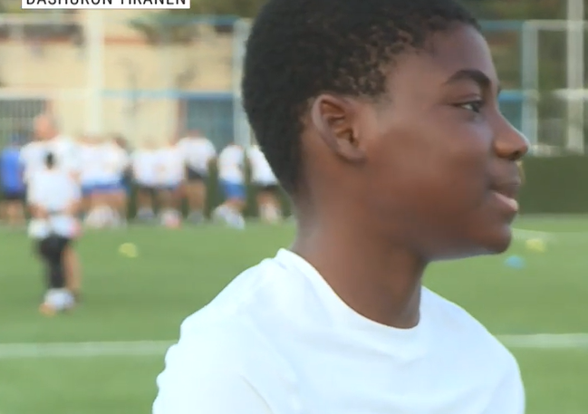 Talenti nga Nigeria që pret të luajë me Tiranën dhe të përfaqësojë Shqipërinë një ditë: Dua të bëhem si Mbappe Isak Alechenu