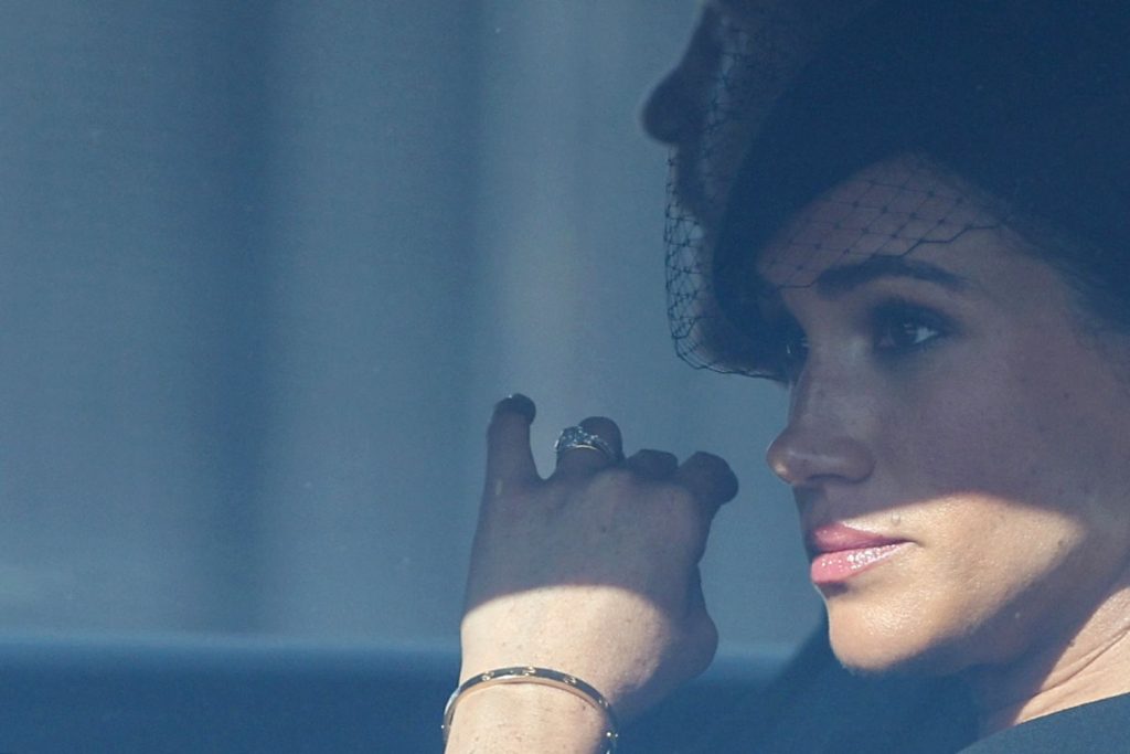 Edhe stafi i Pallatit Mbretëror “kundër” Meghan Markle, zbulohet epiteti që kanë për Dukeshën Meghan Markle