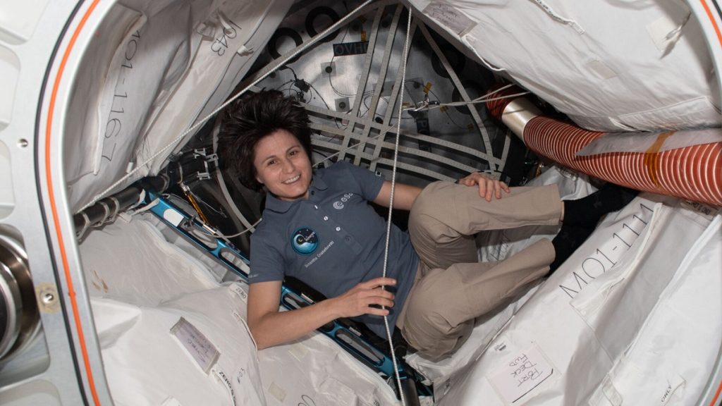 Historia u bë! “AstroSamantha” në “timonin” e Stacionit Ndërkombëtar Hapësinor Samantha inside BEAM pillars