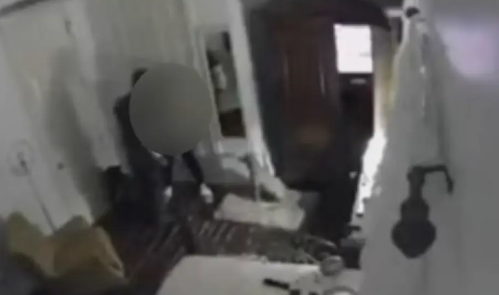 Shqiptari instalon kamera dhe shikon vajzat minorene të zhveshura në dhomë Screenshot 5