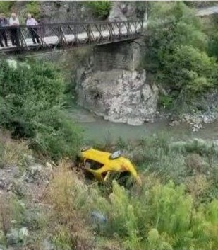 FOTO/ Aksident në rrugën e Arbrit, makina përfundon në humnerë 1 WhatsApp Image 2022 09 11 at 06.28.50
