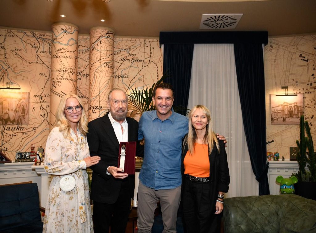 Veliaj pret filantropin amerikan John Paul DeJoria: Shembull frymëzues i një sipërmarrësi të suksesshëm WhatsApp Image 2022 09 11 at 1.21.15 PM