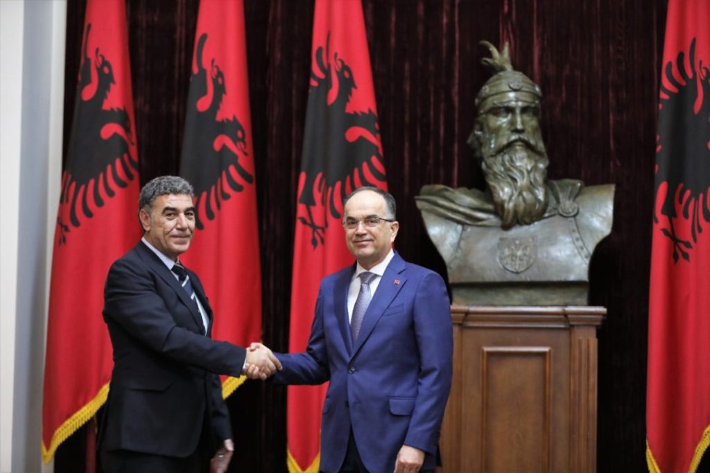 Gjyqtari Ilir Toska betohet para Presidentit Begaj, si anëtari i ri i Gjykatës Kushtetuese WhatsApp Image 2022 09 26 at 12.12.42 1 1080x720 1