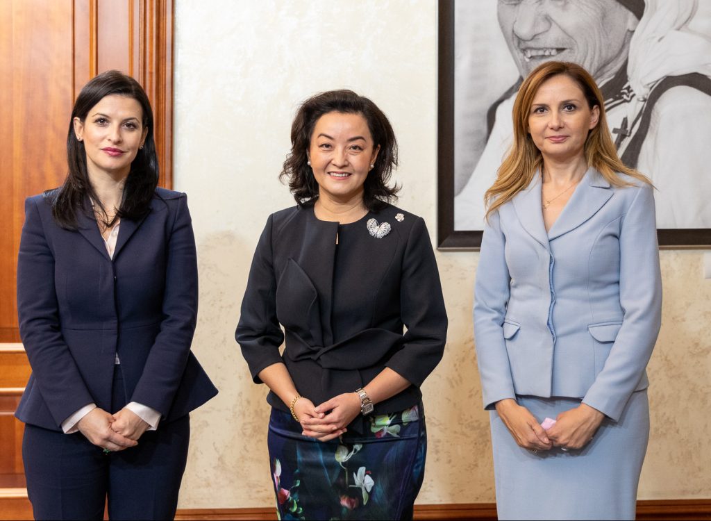 Yuri Kim thërret në takim Gjonajn dhe Tabakun Yuri KIm Jorida Tabaku Etilda GJonaj e1634912288536