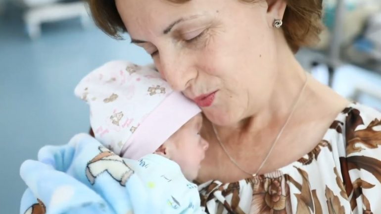 Emocionuese/ Infermierja 52 vjeçare nga Prishtina bëhet nënë për herë të parë në Maternitetin “Koço Gliozheni” alea 770x434 1