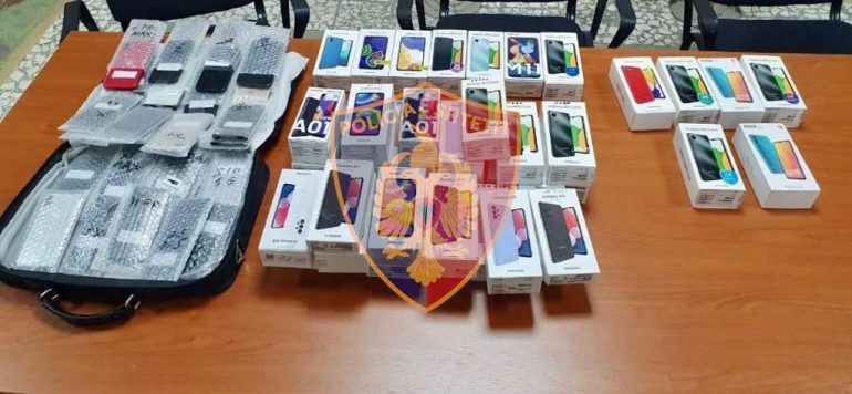 Sekuestrohen 95 aparate celulare të dyshuara të kontrabanduara në Berat, procedohen penalisht 3 persona aparate 770x356 1