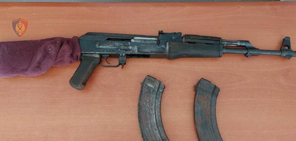 Sherr mes fqinjëve për antenën e televizorit, 56-vjeçari qëllon me kallash komshiun arme