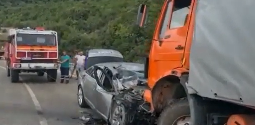 Audi futet në rrotat e kamionit, transportohet për në spital drejtuesi i automjetit audi
