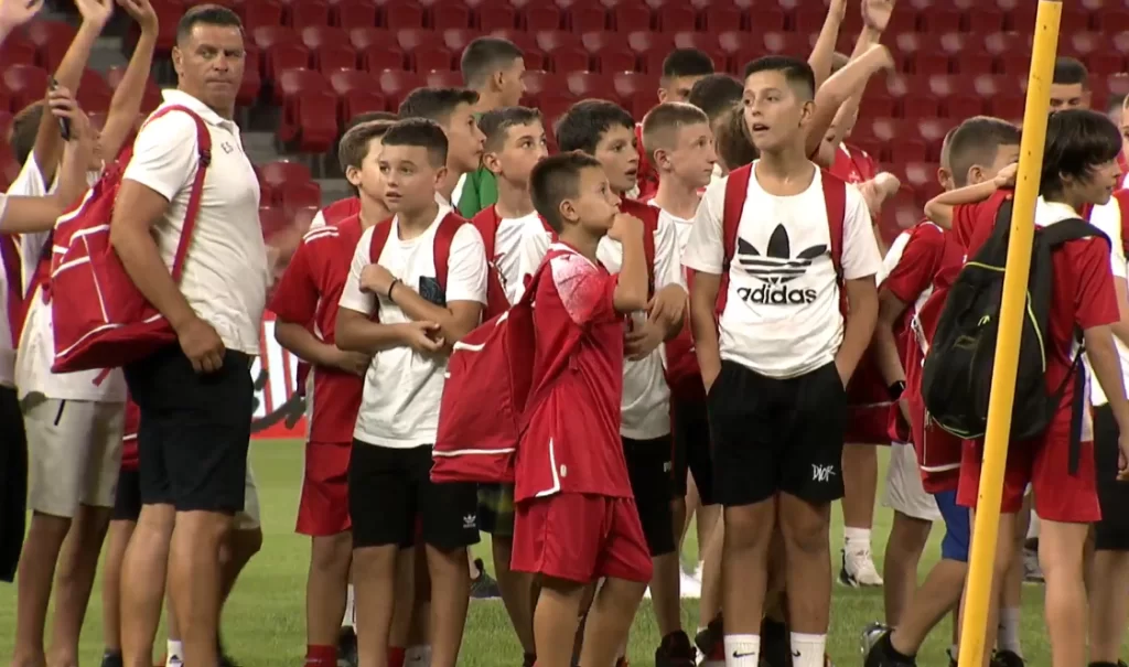 FSHF lançon projektin ‘Uniforma ime’, 15 mijë futbollistë përfitojnë falas materialet për stërvitje duka