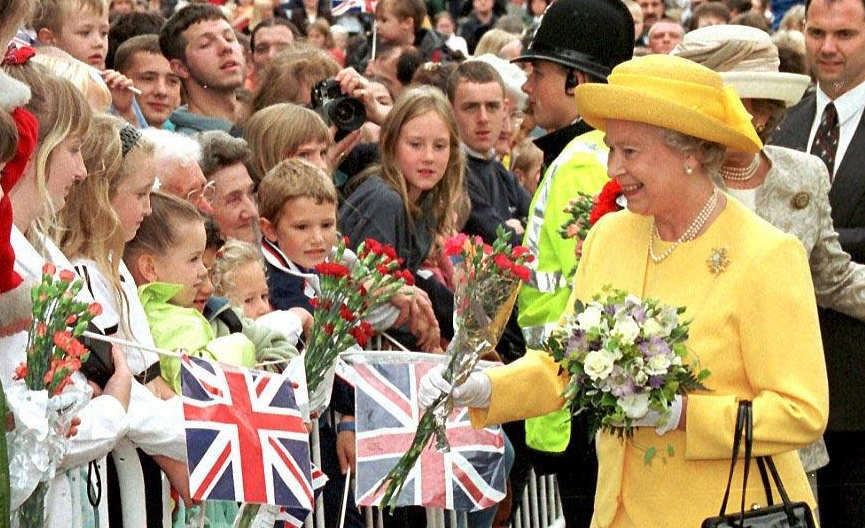 Mesazhet e fshehura që Mbretëresha Elizabeth II përçonte përmes veshjeve elii
