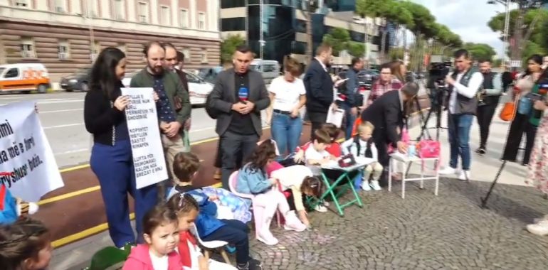 FOTO/ Fëmijët e “Zübeyde Hanım” në protestë, lënë shenjat e duarve në muret e Kryeministrisë femijet para kryeministrise 770x380 1