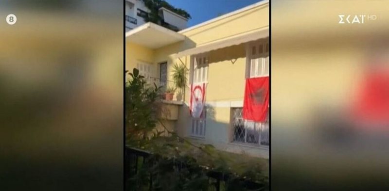 Video/ Policia arreston shqiptarin që valëviti flamurin turk në shtëpinë e tij në Greqi greqi flamur