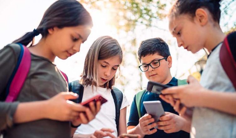 Ja kur duhet t’i blini fëmijës suaj telefonin e parë kidsoncellphones 0 752x440 1