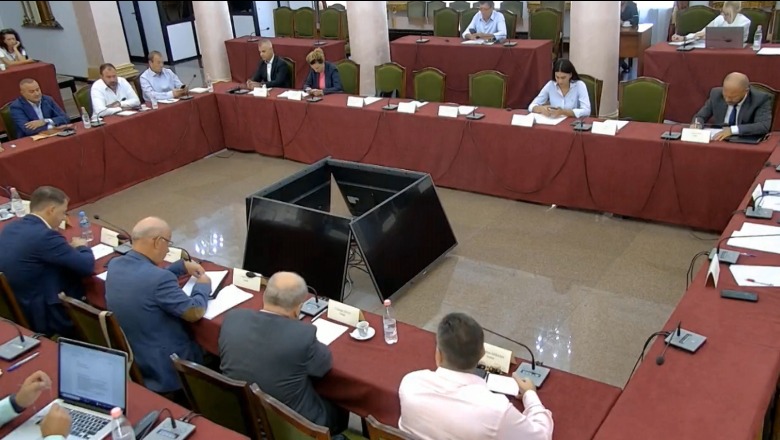 Kryebashkiaku i Maliqit: Të rishikohen pagat e punonjësve në bashki, nuk vijnë arkitektë me rrogë 60 mijë lekë kryetaret e bashkive
