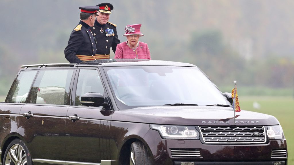 FOTO/ Mbretëresha Elizabeth II e fiksuar pas makinave 4 l intro 1610127201