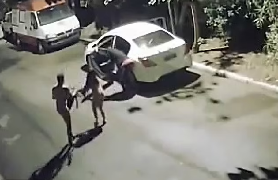 Çiftit i grabisin makinën teksa ishin në intimitet makine