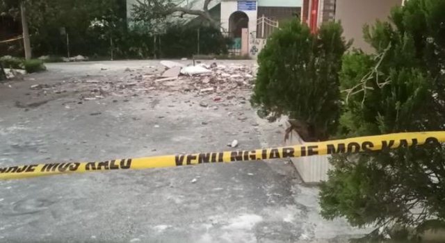 Shkëputet ballkoni i një banese në Mamurras, bie një kat më poshtë mamurras
