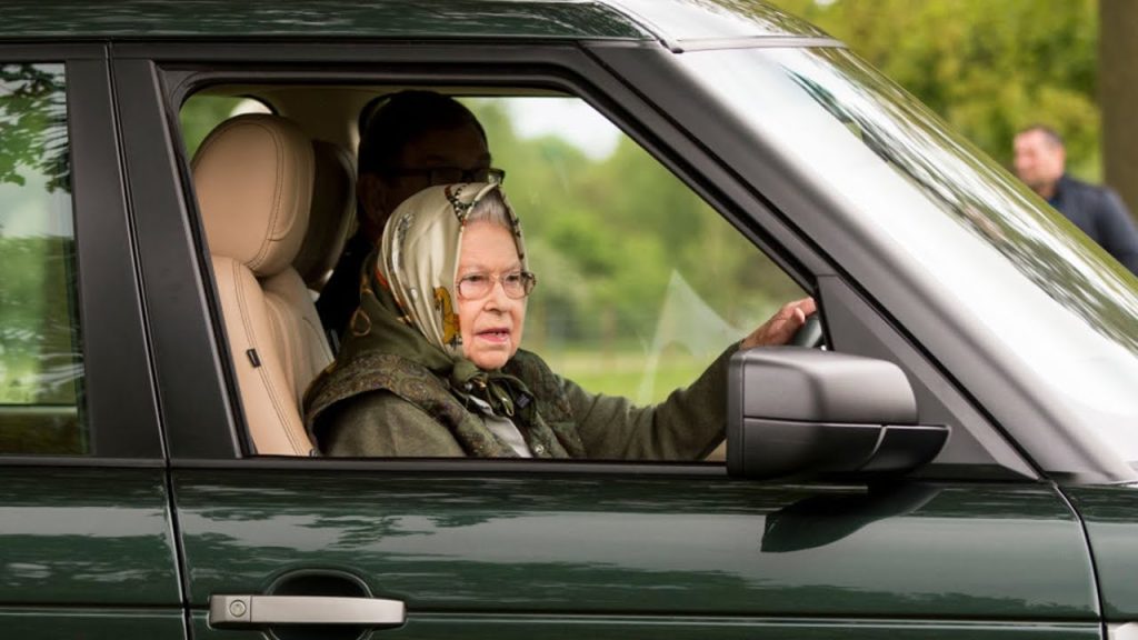 FOTO/ Mbretëresha Elizabeth II e fiksuar pas makinave 5 maxresdefault 2